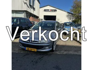 Peugeot 206 1.6-16V XS Keurig nette auto,Apk keuring 20-11-2026 .LET OP ACHTERAS LAGER RECHTS MOET V