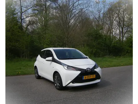 Toyota Aygo 1.0 VVT-i x-play . 5 drs . Carplay . Cruiscontrol . Airco . Elec ramen . enz