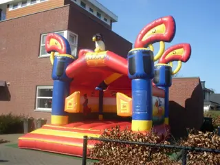 Te huur springkussen en opblaasfiguren