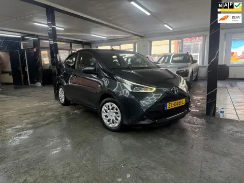 Toyota Aygo 1.0 VVT-i x-play Automaat | Camera | Dealer onderhouden 1e eigenaar