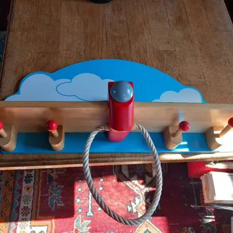 kinderkapstok, vliegtuig - hout - z.g.a.n.