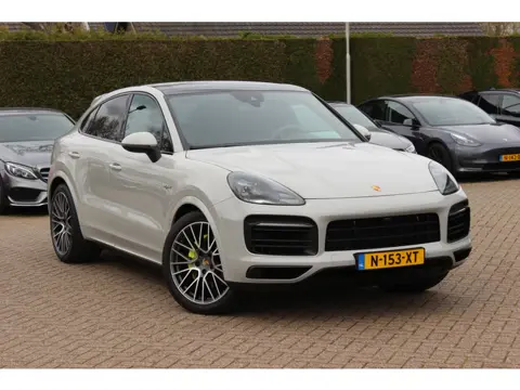 Porsche Cayenne Coupé 3.0 E-Hybrid / Panoramadak / 360Camera / Sportdesign+Chrono / Luchtvering / 22