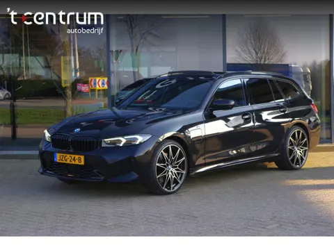 BMW 3 Serie Touring 330e 293 PK xDrive M-Sport Pro PHEV, Panoramadak, Kuipstoelen, Head-Up, Memory, 