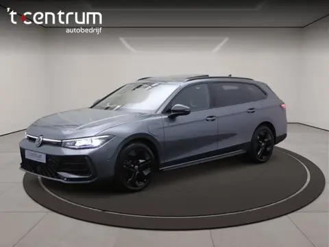 Volkswagen Passat Variant 1.5 eHybrid R-Line 272 PK PHEV, Panoramadak, Trekhaak, Black-Style, Head-U
