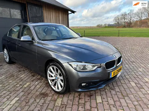 BMW 3-serie 330e,HYBRIDE, LEER ,NAVI ,TREKHAAK, DUBBELSET WIELEN MET NW WINTERBANDEN.