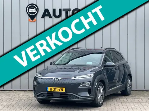 Hyundai Kona EV Premium 64 kWh FASE 3 SOH100% 1E EIG|DEALEROND|HEADSUP|BLINDSPOT|STOELVRM+VERKOELING