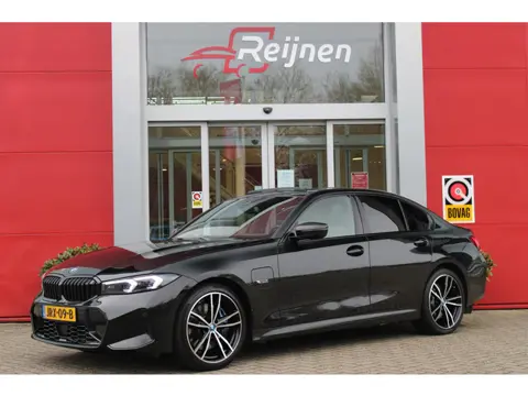 BMW 3-serie 330e 292PK xDRIVE | PANORAMISCH SCHUIF/KANTEL DAK | M-SPORT PRO-PAKKET | M-SPORT REMMEN 