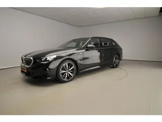BMW 5 Serie Touring 530e | M-Sportpakket | LED | Leder | HUD | Active cruise | Trekhaak | Panoramada