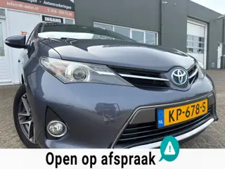 Toyota Auris Touring Sports 1.8 Hybrid Executive in automaat met panoramadak en parkeersensoren / ca