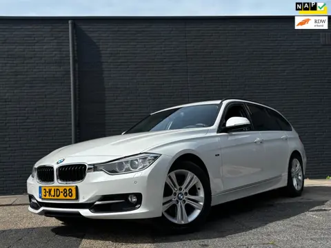 BMW 3-serie Touring 320i Upgrade Edition M | Groot Navi | Trekhaak | Parelmoer