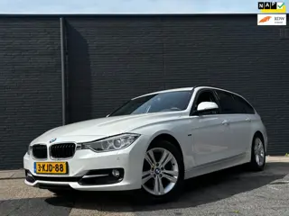 BMW 3-serie Touring 320i Upgrade Edition M | Groot Navi | Trekhaak | Parelmoer