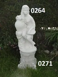 Vrouw met kruik op zuil.