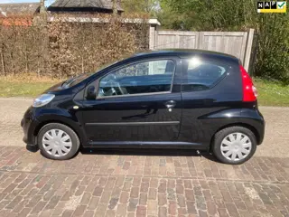 Peugeot 107 1.0-12V XS Airco, centrale vergrendeling, elektrische ramen.