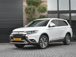 Mitsubishi Outlander 2.0 Business Edition Navigatie Carplay Alcantara Bekleding 18 inch velgen Elekt