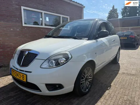 Lancia Ypsilon 1.2 Argento Airco LMV Leer apk 14-1-2027 PDC Scherm pioneer