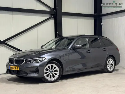BMW 3-serie Touring 320e xDrive Business | panorama | navi | led | trekhaak |