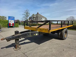 Onbekend bakkenkar met kenteken