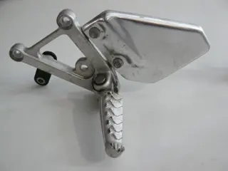 LINKER SCHETSPLAAT Aprilia RSV 1000 1998 - 2000 / 2001 -