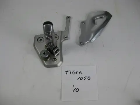 LINKER SCHETSPLAAT Triumph Tiger 1050 2007 - 2010