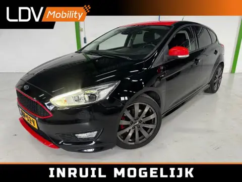 FORD FOCUS 1.5 ST-Line Red Edition / Stoelverwarming / Stuurverwarming / Bluetooth / 18 inch / Boekjes en historie aanwezig.