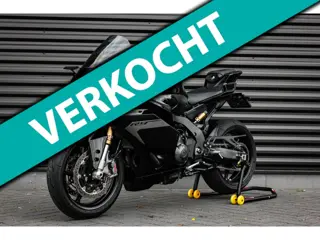 Yamaha Sport R9 ABS 119PK 2025 / 1DKM / DEMO / COMPLETE DOCUMENTATIE / CUSTOM SC EXHAUST / QUICK SHI