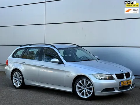 BMW 3-serie Touring 318i High Executive | Cruise | Stuurbed | park Sensor | Velgen |