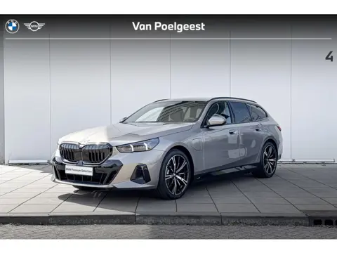 BMW 5 Serie Touring 530e M Sport Edition M-Sport / Trekhaak / Glazen Dak / Driving Assistant Plus / 