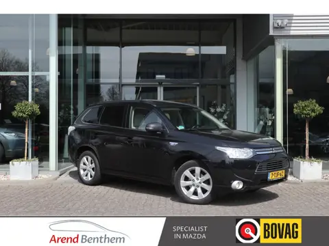 Mitsubishi Outlander 2.0 PHEV instyle+ Nieuwe APK!! Trekhaak / Camera / Schuifdak / Clima / Cruise /