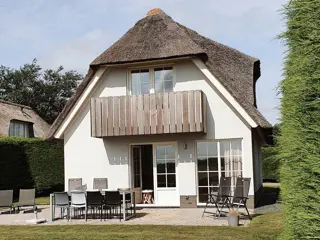 Rietgedekte vakantievilla op klein park net buiten Den Burg
