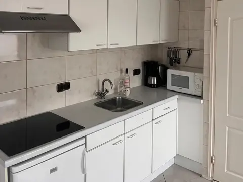 Lief vakantiehuisje tegenover het bos en dichtbij centrum