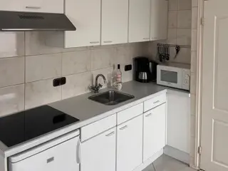 Lief vakantiehuisje tegenover het bos en dichtbij centrum