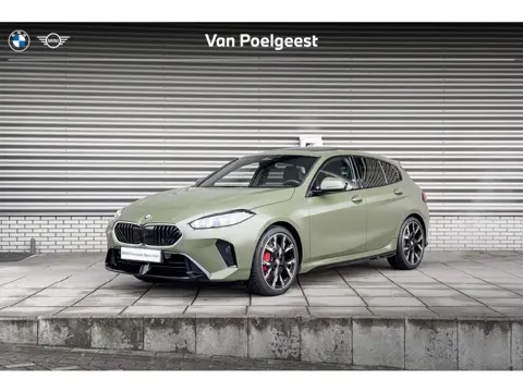 BMW 1 Serie 120 Frozen Urban Green / M Sportpakket Pro / Innovation Pack / Harman Kardon / Glazen pa