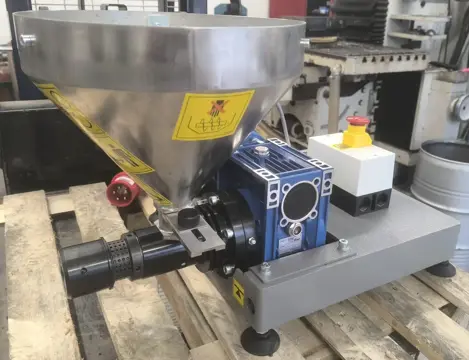 Verkoop van de kleine, handzame oliepers KK8 Light, merk KernKraft, oil press GmbH & Co. KG