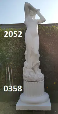 Verlegen vrouw op zuil,