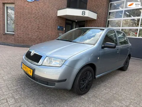 Skoda Fabia 1.4 Classic / bj.2002 / kleur: grijs / 5 deurs / airco /trekhaak / stereo / zuinig / APK