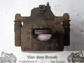 Peugeot 107 1.0 12V 2005-2014 Remklauw links voorzijde