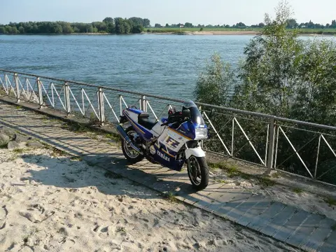 YAMAHA FZ 750