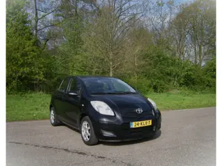 Toyota Yaris 1.3 VVTi Aspiration . AUTOMAAT . 5 Drs . Flippers . Airco . Trekhaak . enz