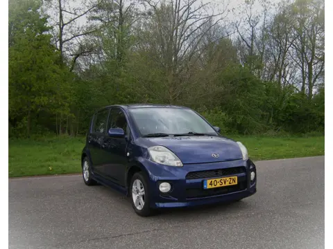 Daihatsu Sirion 2 1.3-16V Comfort . AUTOMAAT . Airco . site kirts . Achter spoiler Trekhaak . LMV . 