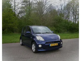 Daihatsu Sirion 2 1.3-16V Comfort . AUTOMAAT . Airco . site kirts . Achter spoiler Trekhaak . LMV . 