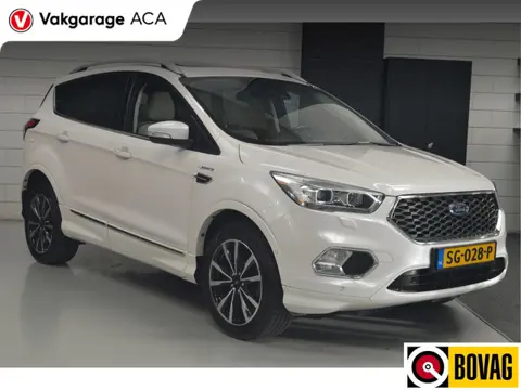 Ford Kuga 1.5 EcoBoost Vignale // PANO // CAMERA // TREKHAAK // 4x4 // STUUR&STOELVERWARMING // BOMV