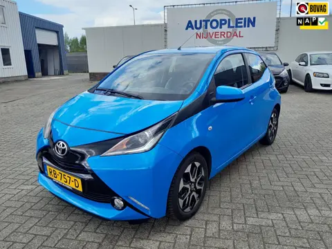 Toyota Aygo 1.0 VVT-i x-play super nette in Nederland nieuw geleverde Aygo op all-seasonsbanden!