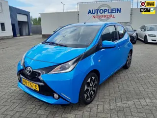 Toyota Aygo 1.0 VVT-i x-play super nette in Nederland nieuw geleverde Aygo op all-seasonsbanden!