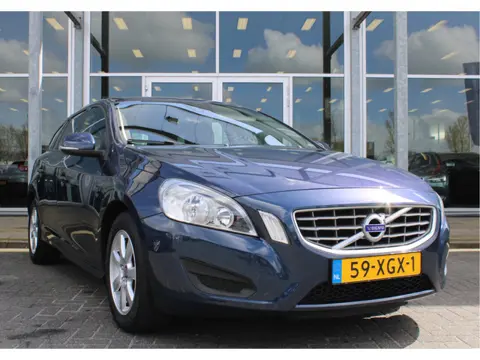 Volvo V60 T3 150PK Automaat Kinetic | ORG. NL | Cruise Control | Trekhaak | Parkeersensoren achter |