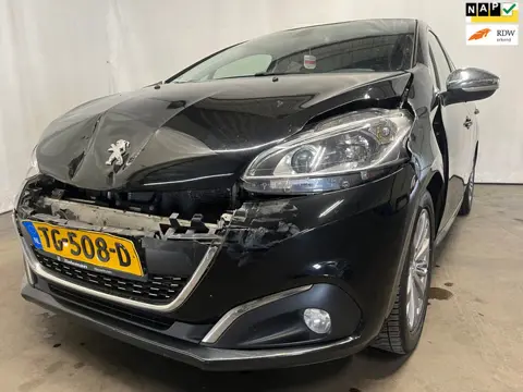 Peugeot 208 1.2 PureTech Blue Lease Executive - Front Schade