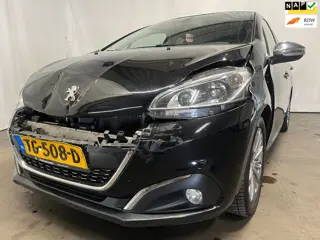 Peugeot 208 1.2 PureTech Blue Lease Executive - Front Schade