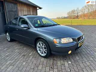 Volvo S60 2.4 Kinetic AUTOMAAT ,NL AUTO,LEER , STOELVERWARMING, SCHUIFKANTELDAK