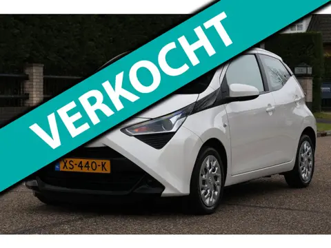 Toyota Aygo 1.0 VVT-i x-play | NAVI | AIRCO | CAMERA | LED | NAP | MOOIE GOED ONDERHOUDEN AUTO |