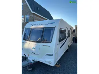 6-persoons gezinscaravan met 3 stapelbedden