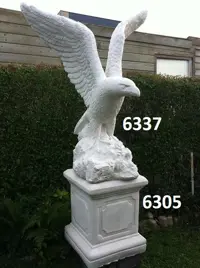 Adelaar met zuil groot.